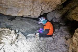 Tracerkanin - Annotazione in grotta